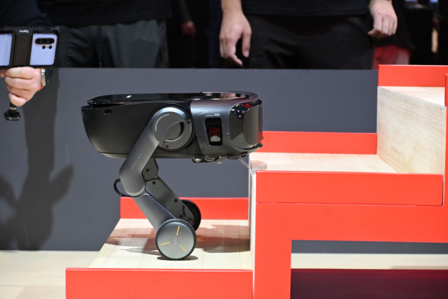 CES 2026 개막일인 6일(현지 시간) 미국 라스베이거스 베네치안 엑스포 로보락 부스에서 로보락이 세계 최초로 개발한 이족 보행 로봇 '사로스 로버'가 계단을 오르고 있다.라스베이거스=김태호 기자