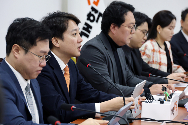 이준석(왼쪽 두 번째) 개혁신당 대표가 이달 5일 국회에서 열린 최고위원회의에서 모두발언을 하고 있다. 연합뉴스