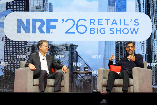 순다르 피차이(오른쪽) 구글 최고경영자(CEO)와 월마트의 차기 CEO인 존 퍼너가 11일(현지 시간) 전미소매협회(NRF)에 참석해 대화하고 있다.로이터연합뉴스