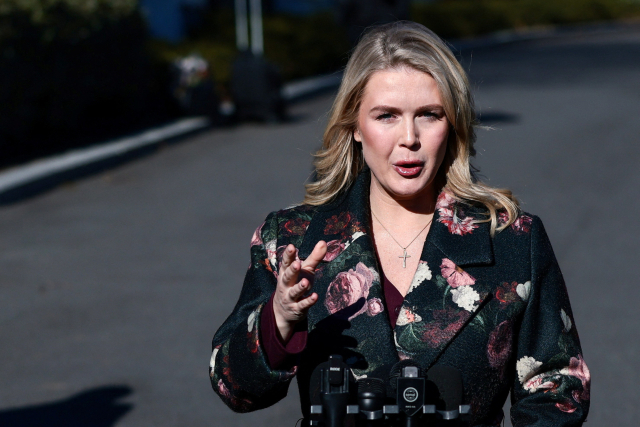 캐롤라인 레빗 백악관 대변인은 12일(현지 시간) 워싱턴DC 백악관 건물 밖에서 취재진 질문에 답하고 있다.로이터연합뉴스