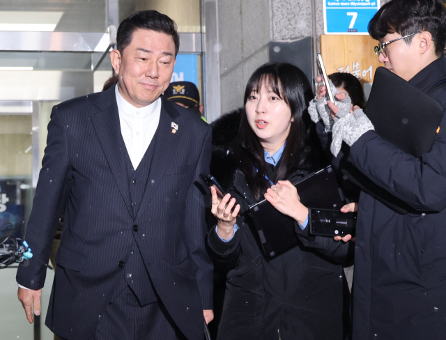 공천헌금 수수 등 각종 비위 의혹을 받는 더불어민주당 김병기 의원이 12일 서울 여의도 중앙당사에서 열린 윤리심판원 회의에 출석해 소명을 마친 뒤 당사를 나서고 있다.연합뉴스