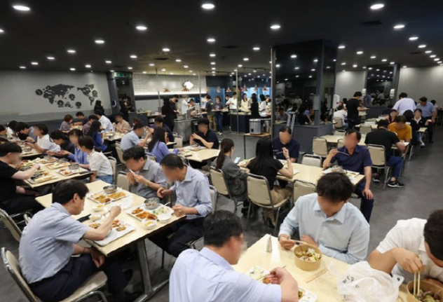 점심값 미쳤다…구내식당 없이는 못 살아!