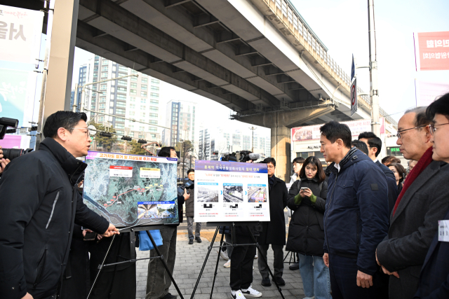 오세훈 서울시장이 15일 서대문구 홍은사거리에서 강북횡단 지하고속도로 사업 계획을 점검하고 있다. 사진제공=서울시