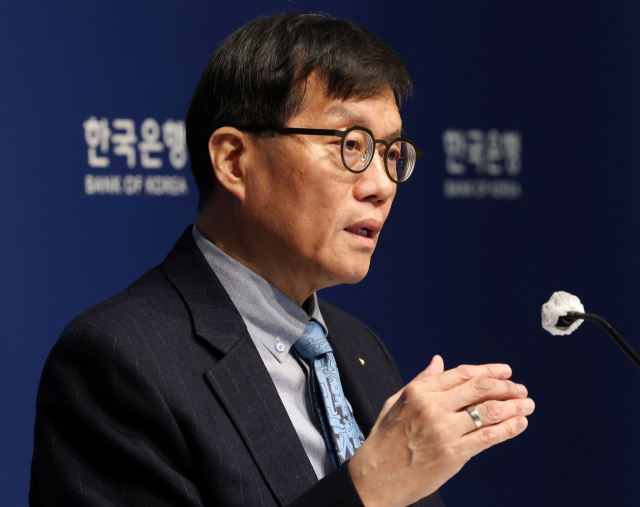 이창용 한국은행 총재가 15일 서울 중구 한국은행에서 기자간담회를 하고 있다.사진공동취재