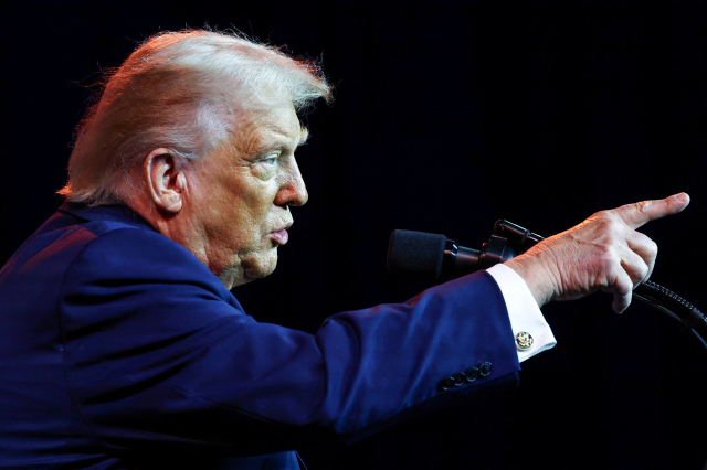 도널드 트럼프 미 대통령이 6일(현지 시간) 워싱턴DC 트럼프케네디센터에서 열린 하원 공화당 의원 수련회에서 청중을 가리키고 있다.로이터연합뉴스