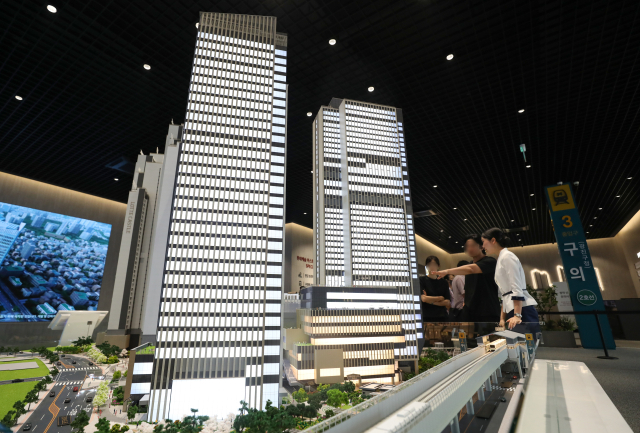 서울의 한 역세권 단지의 견본주택을 찾은 시민들이 단지 모형도를 보고 있다.뉴스1