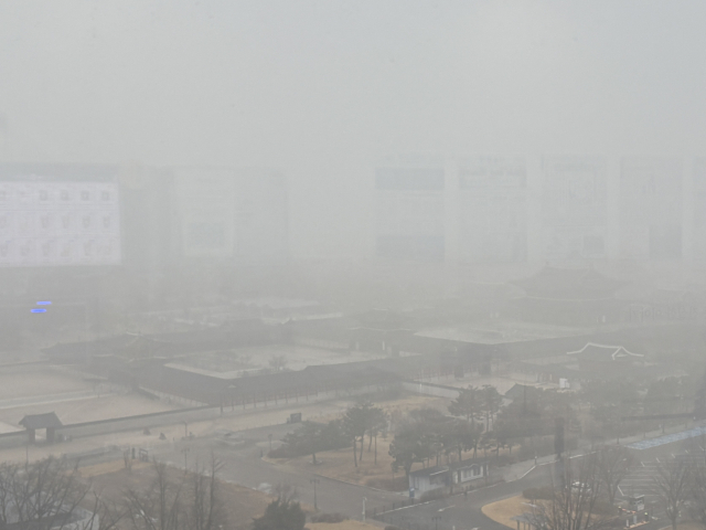 16일 오전 미세먼지가 뒤덮인 서울 종로구 경복궁 일대.김수호 기자