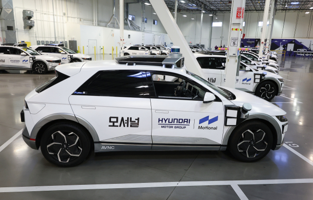 8일(현지시간) 미국 네바다주 라스베이거스 모셔널 테크니컬센터에서 아이오닉5를 기반으로 한 로보택시가 주차돼 있다.현대차그룹이 모셔널과 함께 개발한 아이오닉5 기반 로보택시는 상업용 완전 무인 자율주행차량으로 올해