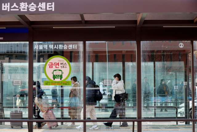 서울 시내버스 무기한 전면파업 이틀 차인 14일 텅 빈 서울역 버스환승센터 뒤로 택시환승센터를 시민들이 이용하고 있다.연합뉴스