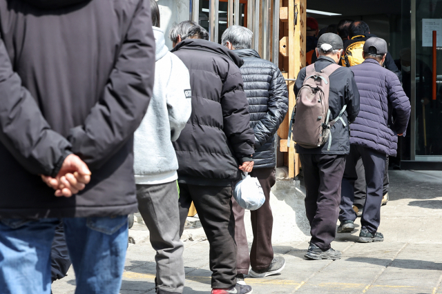 우리나라의 은퇴연령인구(66세 이상)의 상대적 빈곤율이 경제협력개발기구(OECD) 38개 회원국 중 가장 높은 것으로 조사됐다.국가통계연구원이 발표한 '한국의 지속가능발전목표(SDG) 이행현황 2025'에 따르면 