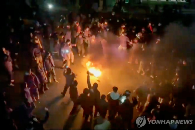 지난 9일(현지시간) 이란 수도 테헤란에서 시위대가 거리에서 불을 피운 장면이 소셜미디어에 확산됐다.연합뉴스