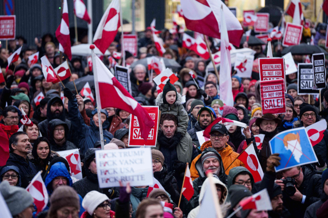17일(현지 시간) 그린란드 누크에서 트럼프 대통령의 병합 구상에 반대하는 시민들이 미국 영사관을 향해 행진하고 있다.AP연합뉴스