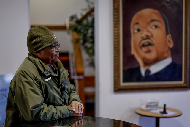 15일(현지 시간) 미국 조지아주 애틀랜타의 이베네저 침례교회에서 열린 마틴 루터 킹 목사의 97번째 생일 기념 행사에서 한 참석자가 그의 사진을 바라보고 있다.킹 목사는 1929년 1월 15일 애틀랜타에서 태어났