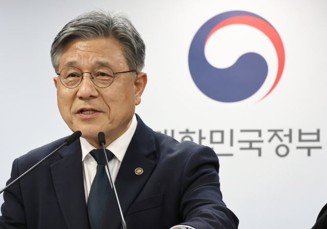 허민 국가유산청장이 지난해 12월 10일 서울 종로구 정부서울청사에서 제48차 유네스코 세계유산위원회 준비상황을 브리핑하고 있다.연합뉴스