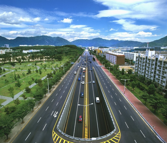 국내 1호 계획도시 창원시의 상징 창원대로.연합뉴스