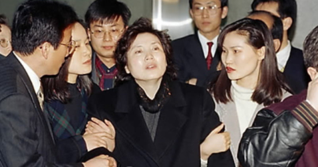 1994년 거액의 어음부도및 사기사건과 관련,검찰의 조사를 받던 장영자씨가 서울 구치소에 구속 수감되기 위해 검찰직원의 부축을 받으며 서울지검 청사를 나서고 있다.연합뉴스
