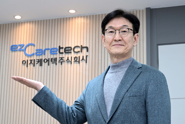 홍우선 이지케어텍 대표가 21일 서울 중구 이지케어텍 본사에서 서울경제신문과 인터뷰에 앞서 회사를 소개하고 있다.조태형 기자