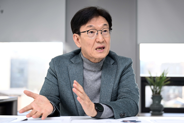 홍우선 이지케어텍 대표가 21일 서울 중구 이지케어텍 본사에서 서울경제신문과 인터뷰를 하고 있다.조태형 기자