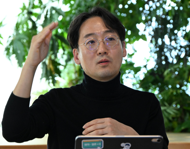 심완엽 디셈버앤컴퍼니 부대표가 21일 서울경제신문과의 인터뷰에서 로보어드바이저 기반 자산관리 서비스의 장점을 설명하고 있다.성형주 기자