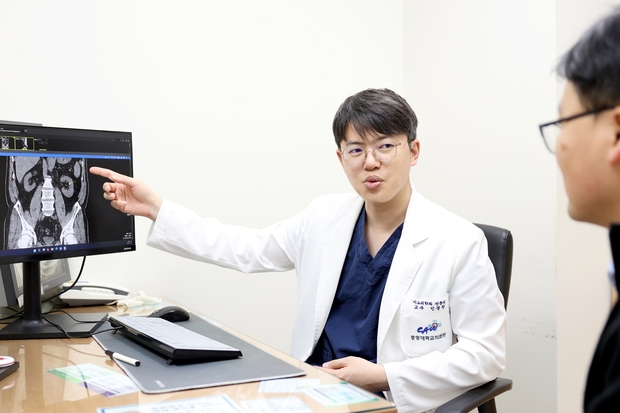 민경찬 중앙대병원 비뇨의학과 교수가 환자를 진료하고 있다.사진 제공=중앙대병원