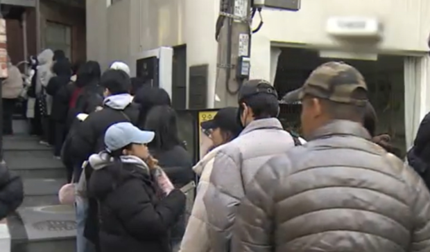 두바이쫀특쿠기를 사기 위해 기다리는 시민들,<a href=