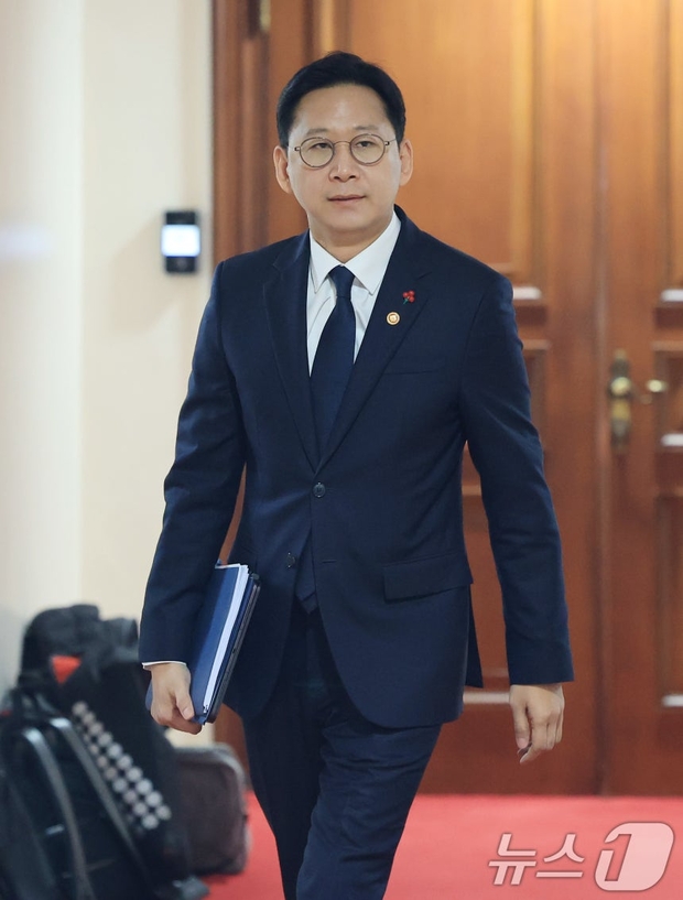 Deputy Prime Minister and Minister of Science and ICT Bae Kyung-hoon attends the Economic Ministerial Meeting and the Livelihood Economic Ministerial Meeting held at the Seoul Government Complex on the 28th. Photo = News1