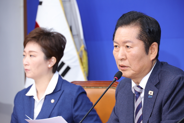 정청래 더불어민주당 대표가 2일 서울 여의도 국회에서 열린 최고위원회의에서 발언하고 있다. 연합뉴스