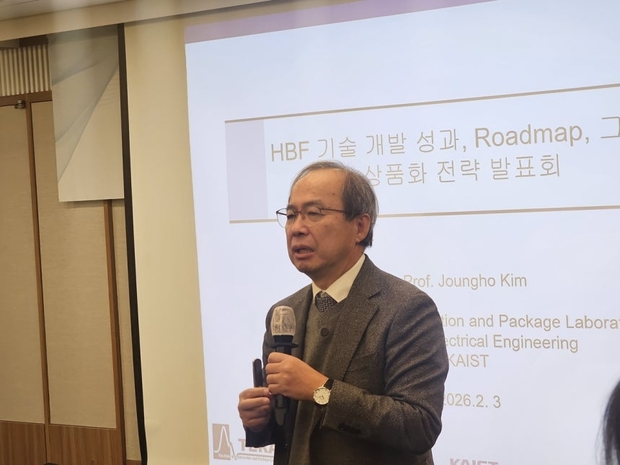 김정호 KAIST 전기·전자공학과 교수가 서울 중구 프레스센터에서 열린 ‘HBF 연구내용 및 기술개발 전략 설명회’에서 HBF 반도체 전략에 대해 설명하고 있다. 사진=연합뉴스
