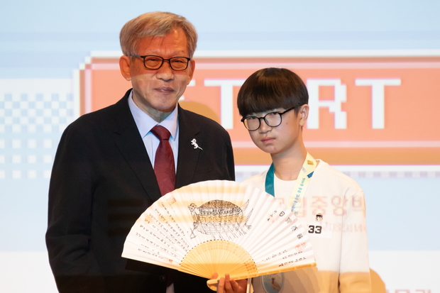 유홍준 국립중앙박물관 관장이 7일 ‘어린이 골든벨, 종을 울려라~’ 충무공상 수상자인 김시윤 어린이와 기념촬영하고 있다. 부채에는 유 관장이 쓴 정조의 ‘충무공 이순신 신도비명’ 