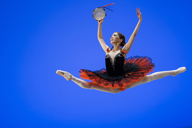 염다연이 7일(현지시간) 스위스 로잔 발레콩쿠르 결선 무대에서 경연을 펼치고 있다. EPA 연합뉴스