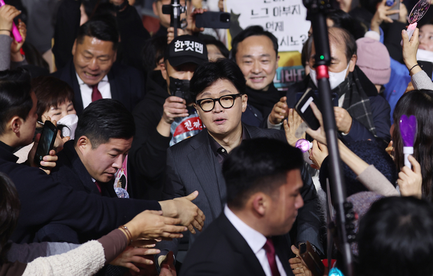 한동훈 전 국민의힘 대표가 8일 서울 송파구 잠실실내체육관에서 열린 토크콘서트에 들어서고 있다. 연합뉴스