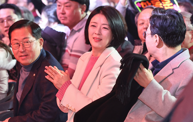 배현진(가운데) 국민의힘 의원이 8일 서울 송파구 잠실실내체육관에서 열린 한동훈 토크콘서트에 참석해 손뼉치고 있다. 왼쪽은 유용원 국민의힘 의원. 오른쪽은 김성원 국민의힘 의원. 뉴스1