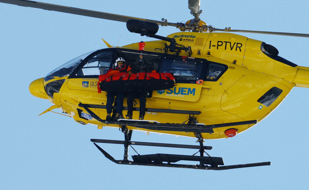 린지 본이 8일(한국 시간) 이탈리아 코르티나 토파네 알파인 스키 센터에서 열린 밀라노·코르티나담페초 동계올림픽 여자 알파인 스키 활강 경기 중 부상을 입어 헬기에 실린 채 병원으로 이송되고 있다. 로이터연합뉴스