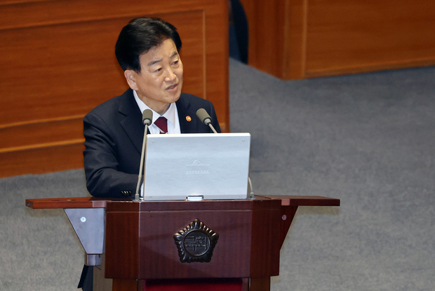 정동영 통일부 장관이 9일 정치·외교·통일·안보 분야 대정부질문이 열린 국회 본회의장에서 더불어민주당 박정 의원의 질문에 답하고 있다. 연합뉴스