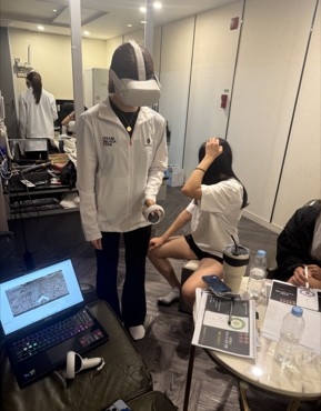 여자 컬링 대표팀 선수들이 시선 패턴을 분석하는 ‘아이 트래커’ 장비를 착용하고 훈련을 진행하고 있다. 사진 제공=한국스포츠과학원