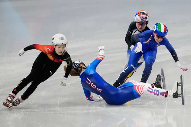 미국의 코린 스토더드(왼쪽 두 번째)가 10일(한국 시간) 이탈리아 밀라노 아이스스케이팅 아레나에서 열린 밀라노·코르티나담페초 동계올림픽 쇼트트랙 여자 500m 예선 레이스 중 미