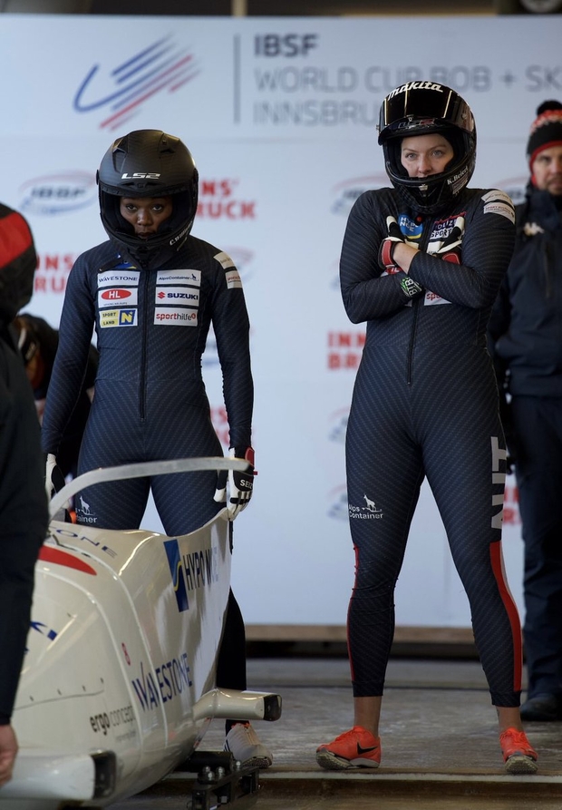 크리스타니아 윌리엄스(왼쪽)가 봅슬레이 여자 2인승 경기를 앞두고 있다. 오언M X 캡처