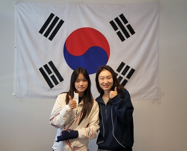 스노보드 최가온, 쇼트트랙 최민정 만나 '금빛 기운' 전달