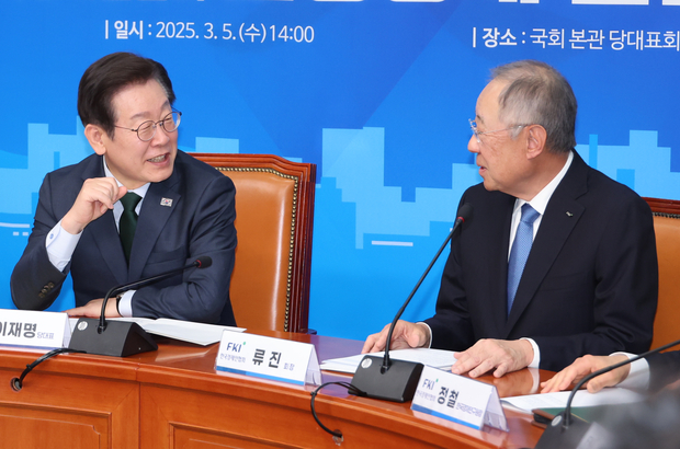 이재명 더불어민주당 대표가 2025년 3월 5일 서울 여의도 국회에서 열린 한국경제인협회과의 민생경제간담회에서 류진 회장과 대화하고 있다.  민주당 당대표와 한경협 회장의 공식적인 만남은 2015년 9월 이후 약 1