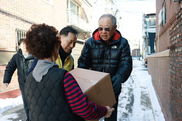 류진(오른쪽 첫번째) 한국경제인협회 회장이 지난 2일 서울 영등포구 대림동 우리 시장을 방문해 설 명절을 앞두고 전통시장에서 물품을 구매하고 직접 마련한 설 꾸러미를 취약계층 가정에 전달하고 있다. 이번 행사는 설을