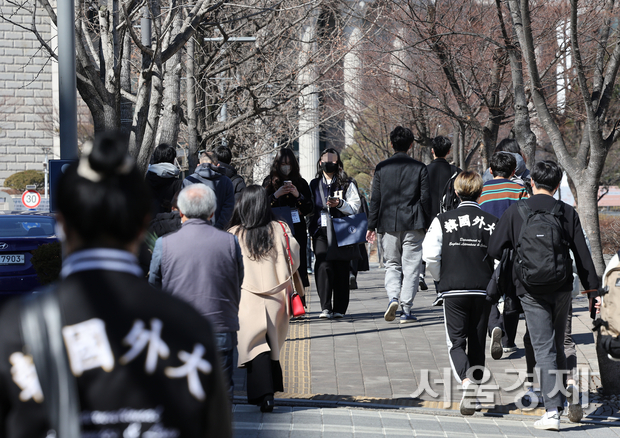 (해당 이미지는 기사 내용과 관련이 없습니다) 개강을 맞은 대학가. 연합뉴스
