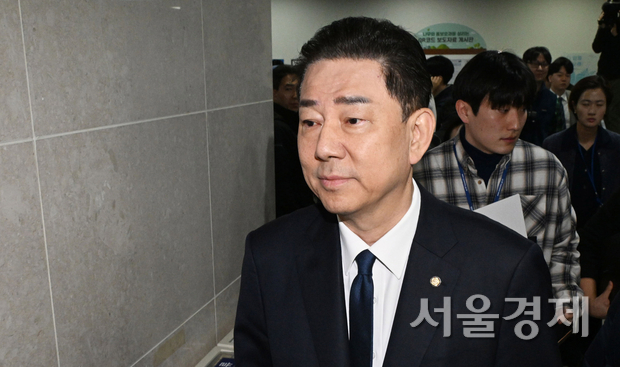 김병기 더불어민주당 의원이 19일 서울 여의도 국회 소통관에서 윤리심판원의 ‘제명’ 처분 등에 관한 입장을 밝힌 뒤 소통관을 나서고 있다. 김 의원은 “아직 윤리심판원의 결정문을 통보받지 못했지만 재심을 신청하지 않