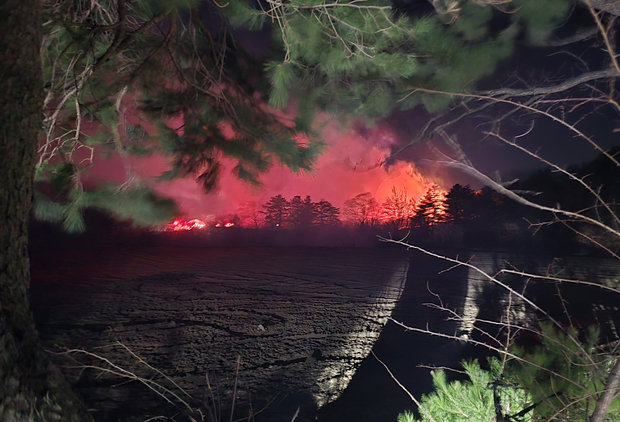 22일 오후 7시 22분께 강원 고성군 토성면 인흥리에서 산불이 나 불길이 번지고 있다. 사진제공=강원특별자치도