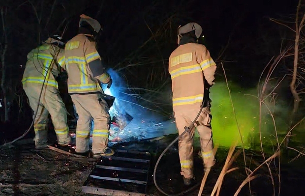22일 오후 7시 22분께 강원 고성군 토성면 인흥리에서 산불이 나 소방대원이 진화 작업을 하고 있다. 사진제공=강원특별자치도소방본부