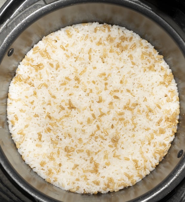 “밥, 보온모드로 ‘절대’ 보관하지 마세요”…귀찮아도 식혀 먹어야 하는 이유 [헬시타임]