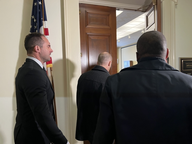 해롤드 로저스(가운데) 쿠팡 한국법인 임시대표가 23일(현지 시간) 미 워싱턴DC 연방의회에서 하원 법사위 증언을 위해 출석하고 있다. 이태규 특파원