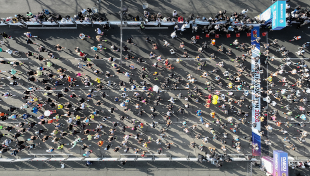 22일 오전 대구 수성구 대구스타디움 앞에서 열린 ‘2026 대구마라톤대회’ 참가자들이 힘차게 출발하고 있다. 뉴스1