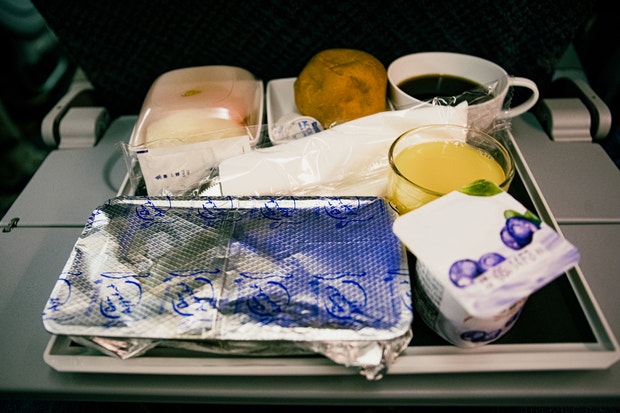 “비행기서 마셨다간”... 승무원들도 절대 안 먹는다는 ‘이것’의 정체 [헬시타임]