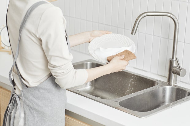 “당장 쓰레기통에 버려라”…매일 쓰는 ‘이것’, 알고보니 세균 500억 마리 [헬시타임]