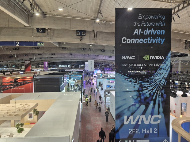 2일(현지시간) MWC 2026 개최 장소인 스페인 바르셀로나 소재 ‘피라 그란 비아’에 ‘엔비디아가 AI 주도의 연결성을 이끈다’는 내용의 현수막이 걸려 있다. 바르셀로나=김기혁